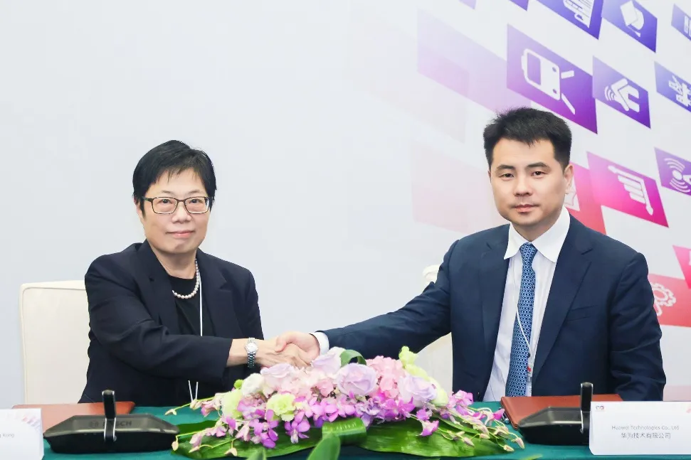 Flora Ng (left) and Jason He (right), signing a strategic cooperation agreement